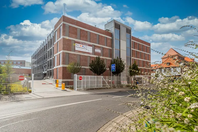 Parkhaus in Rüsselsheim am Main – Außenansicht mit Zufahrt