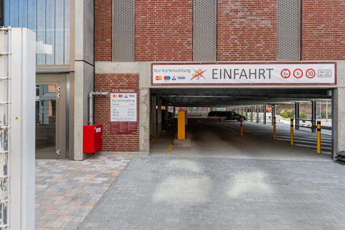 Überdachte Einfahrt des Parkhauses in Rüsselsheim am Main