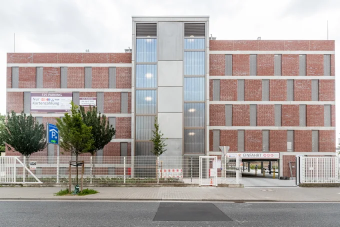 Parkhaus in Rüsselsheim am Main – Frontansicht