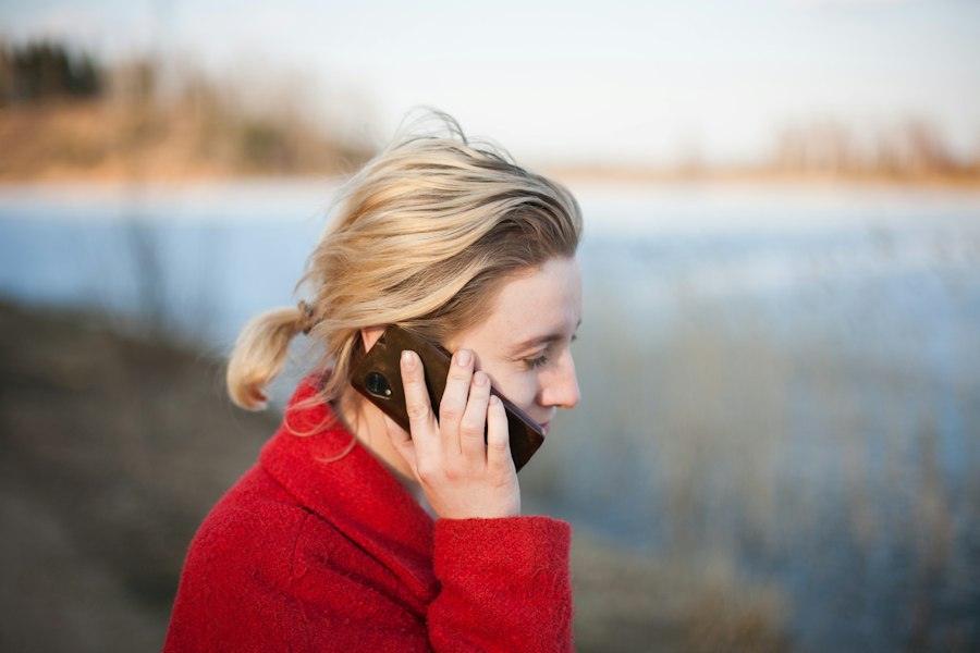 Frau telefoniert unterwegs mit dem Smartphone