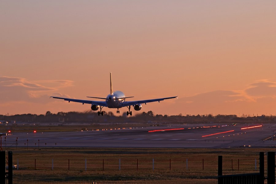 Passagierflugzeug landet im Abendlicht