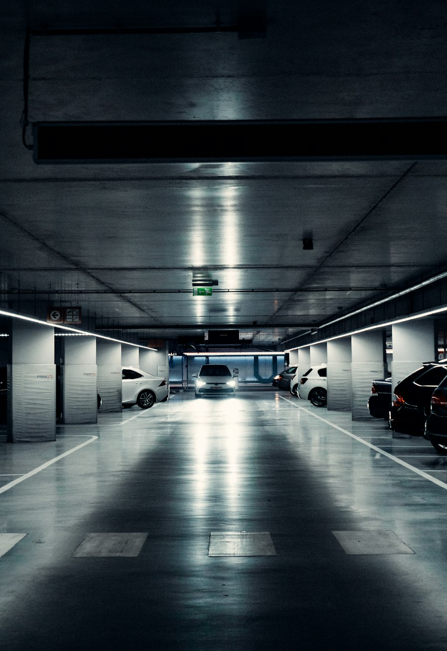 Modernes, beleuchtetes Parkhaus